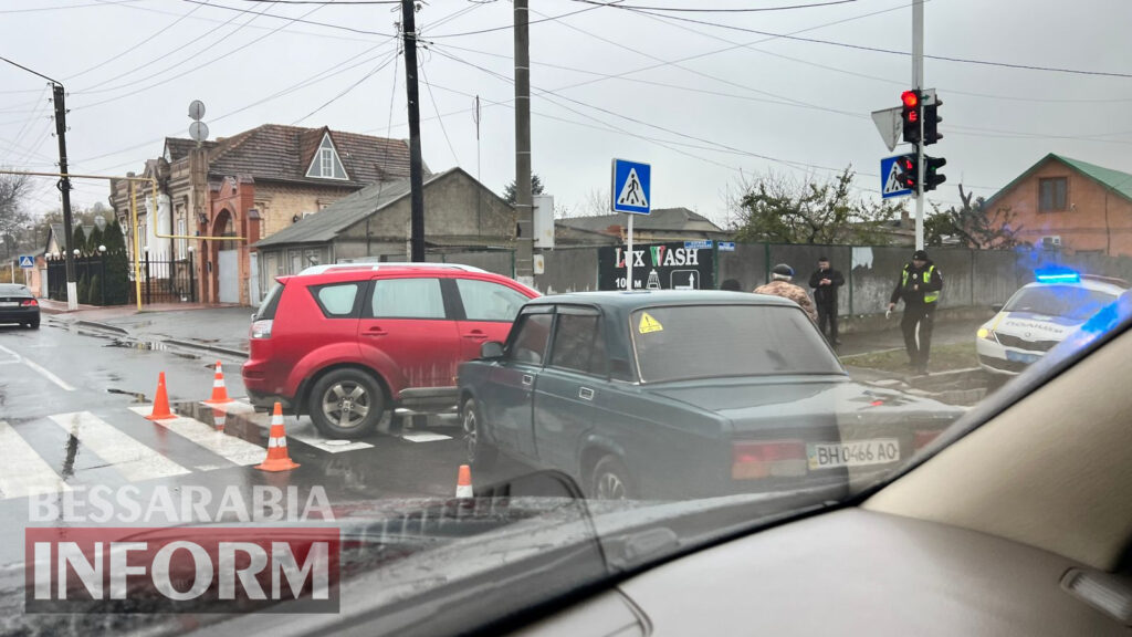В Измаиле на перекрестке Белгород-Днестровской и Покровской столкнулись ВАЗ и Mitsubishi