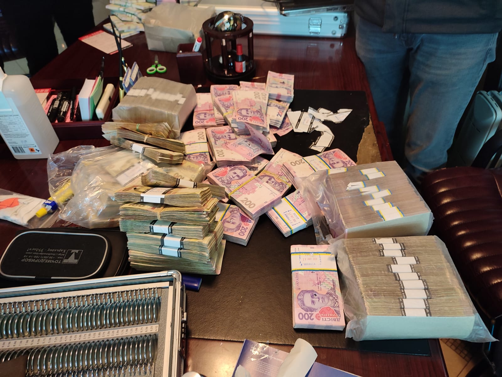 В обороте могут быть повреждены и закрашены деньги: в Одесской области задержан иностранец, пытавшийся "пристроить" в терминалы неплатежеспособные купюры почти на 1 млн грн