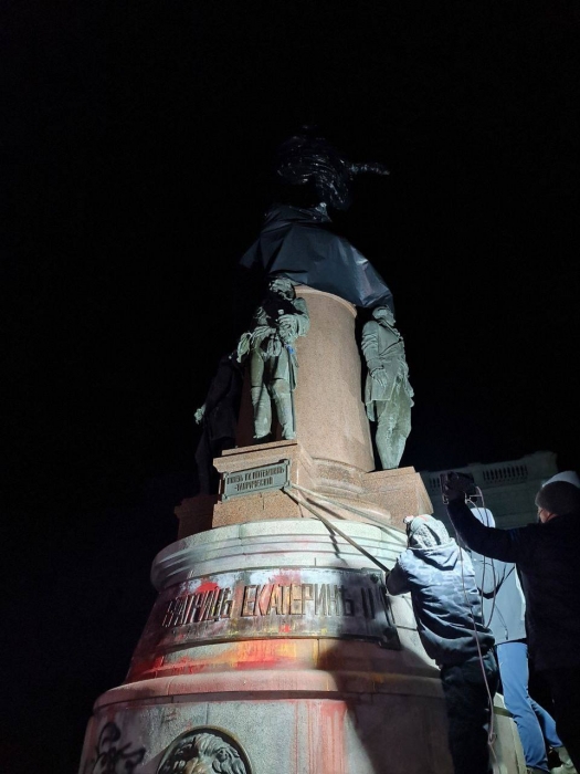 Ночью в Одессе "снесли" памятник "основателям города". Екатерины и полководца Суворова на улицах города больше нет