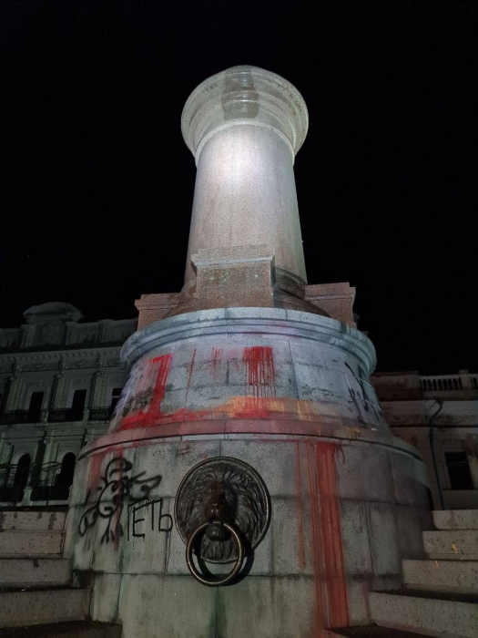 Ночью в Одессе "снесли" памятник "основателям города". Екатерины и полководца Суворова на улицах города больше нет