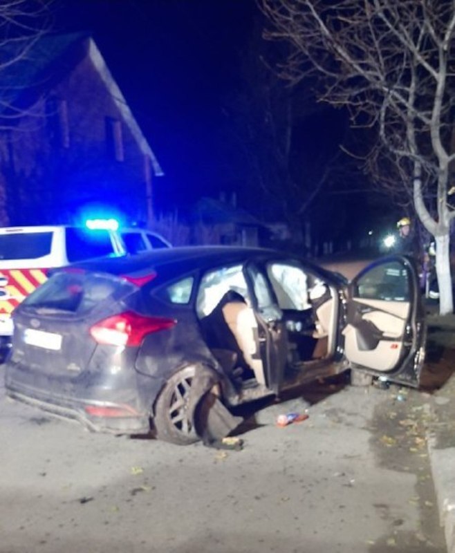 В Рені минулої ночі легковик врізався в електроопору - п'яного водія з понівеченого авто діставали рятувальники