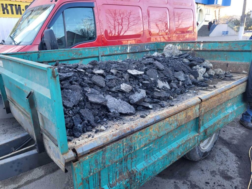 Центральну вулицю Білгорода-Дністровського продовжують "латати"