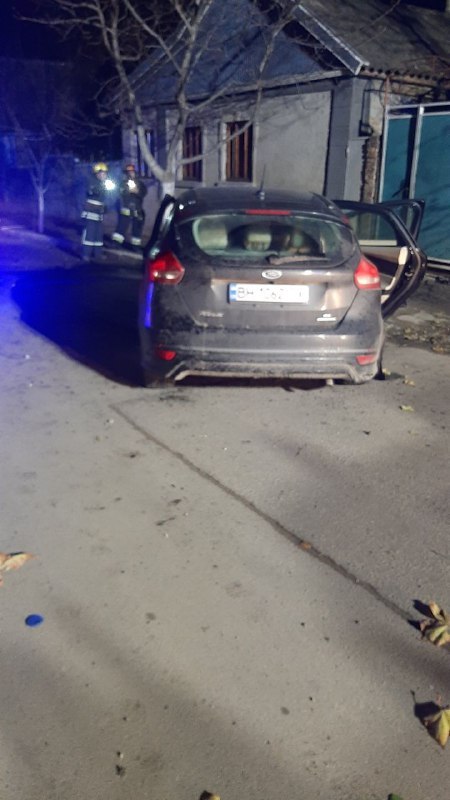 В Рені минулої ночі легковик врізався в електроопору - п'яного водія з понівеченого авто діставали рятувальники