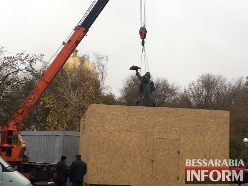 В Измаиле сегодня демонтировали памятник Суворову