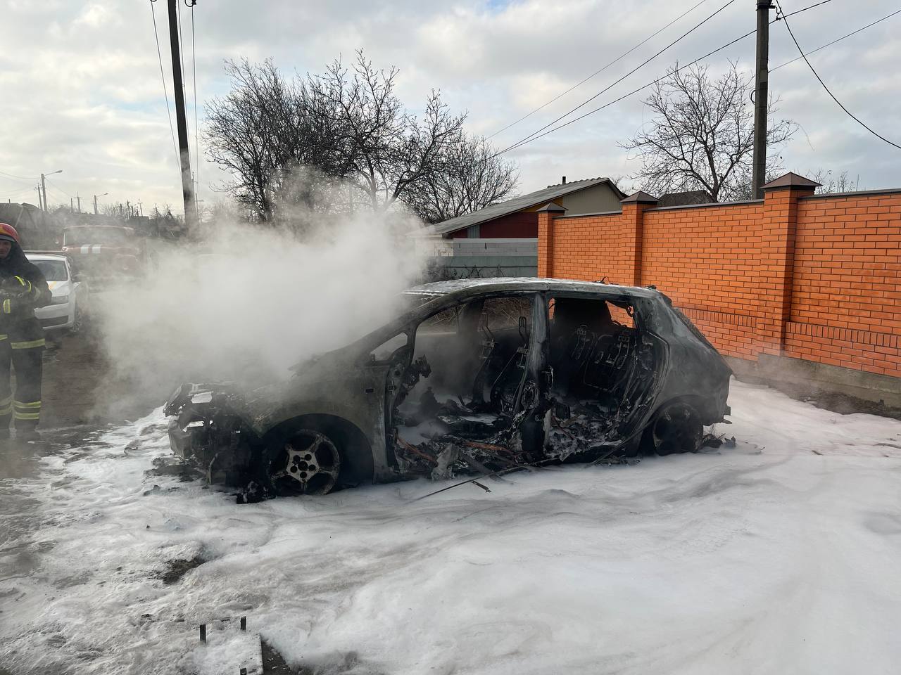 У Ізмаїлі загорівся електрокар: рятівники гасили легковик, але авто все одно знищене