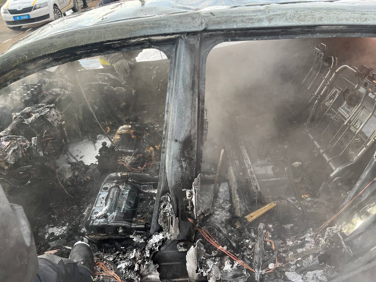 У Ізмаїлі загорівся електрокар: рятівники гасили легковик, але авто все одно знищене