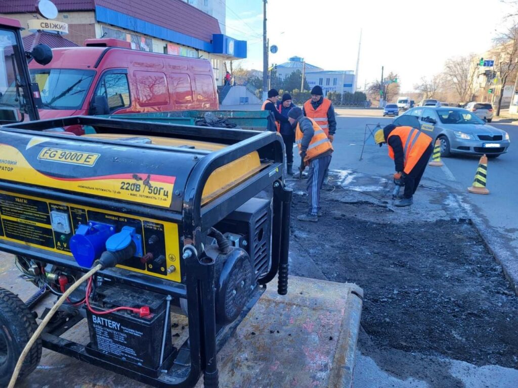 Центральну вулицю Білгорода-Дністровського продовжують "латати"