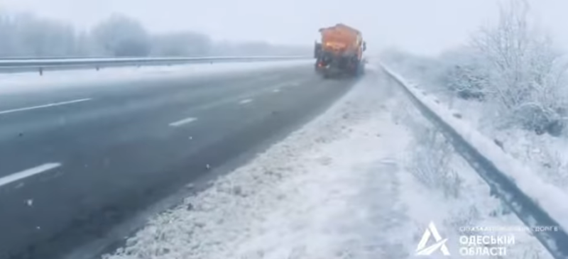 Застереження для водіїв: на півночі Одещини - погода зимова, проводяться снігоочисні та протиожеледні роботи