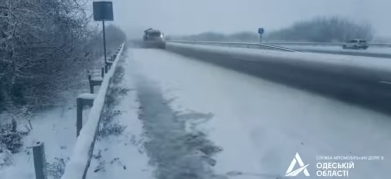 Застереження для водіїв: на півночі Одещини - погода зимова, проводяться снігоочисні та протиожеледні роботи