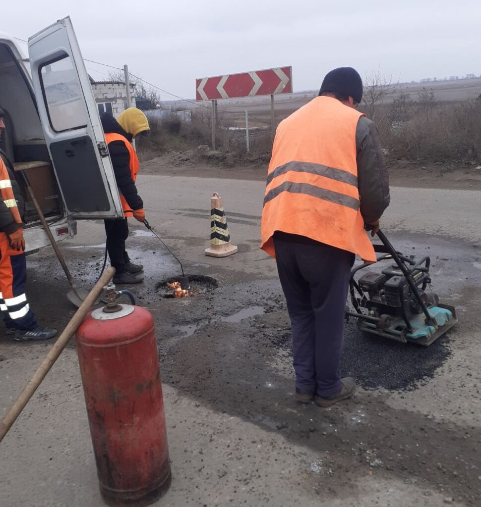 Дорожники латают "холодным асфальтом" ямы на въезде в Белгород-Днестровский