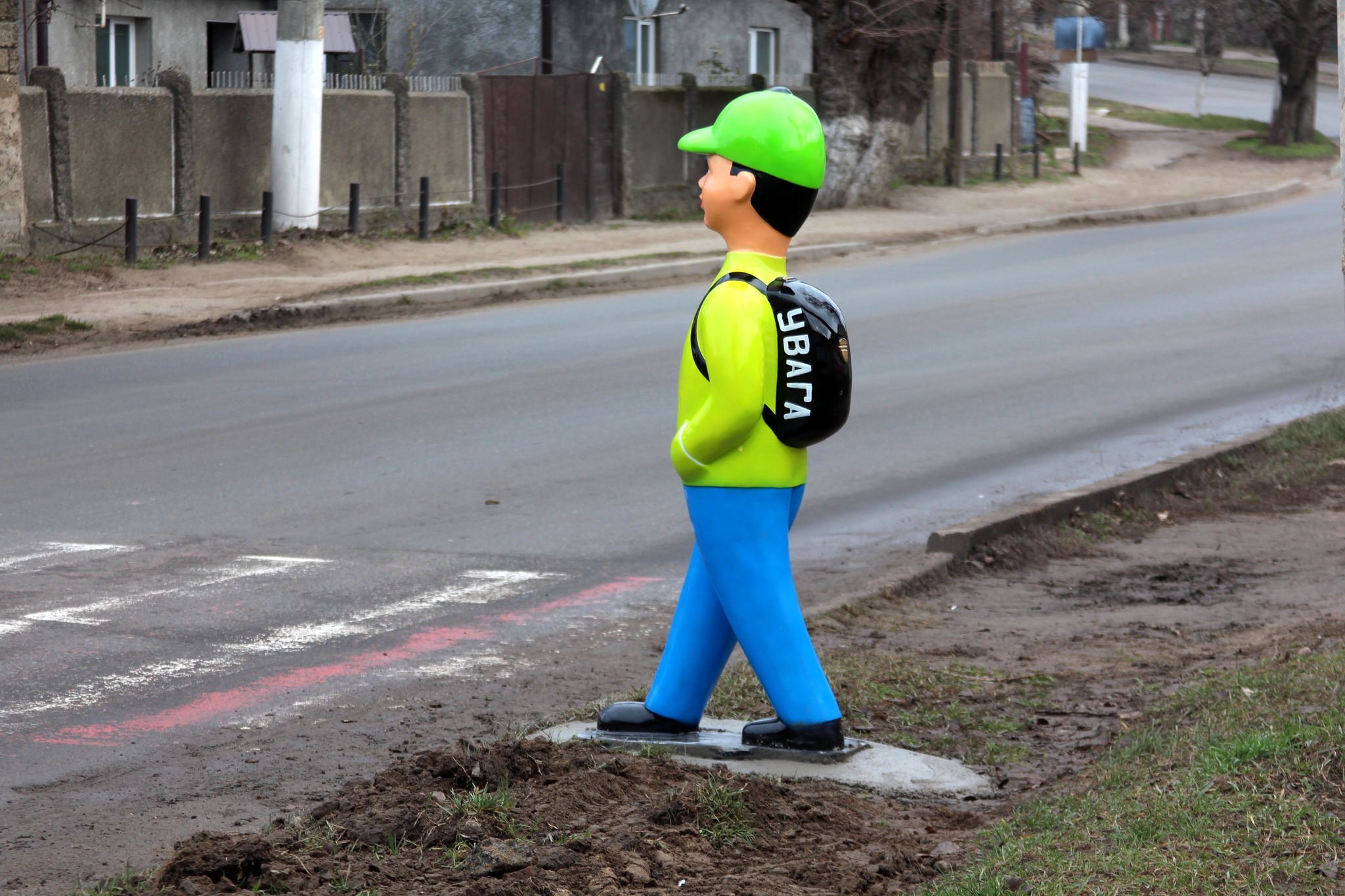 На пішохідних переходах Білгороду-Дністровського встановлюють манекени дітей