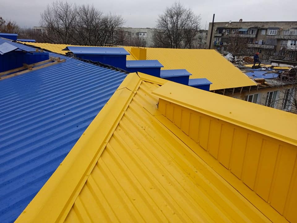 Крыша детского сада в Арциге стала желто-голубой (фото)