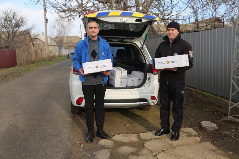 С доставкой на дом: в Измаиле представители Caritas Odesa UGCC вместе с патрульными развезли гумдопомощь семьям переселенцев, в которых есть люди с инвалидностью