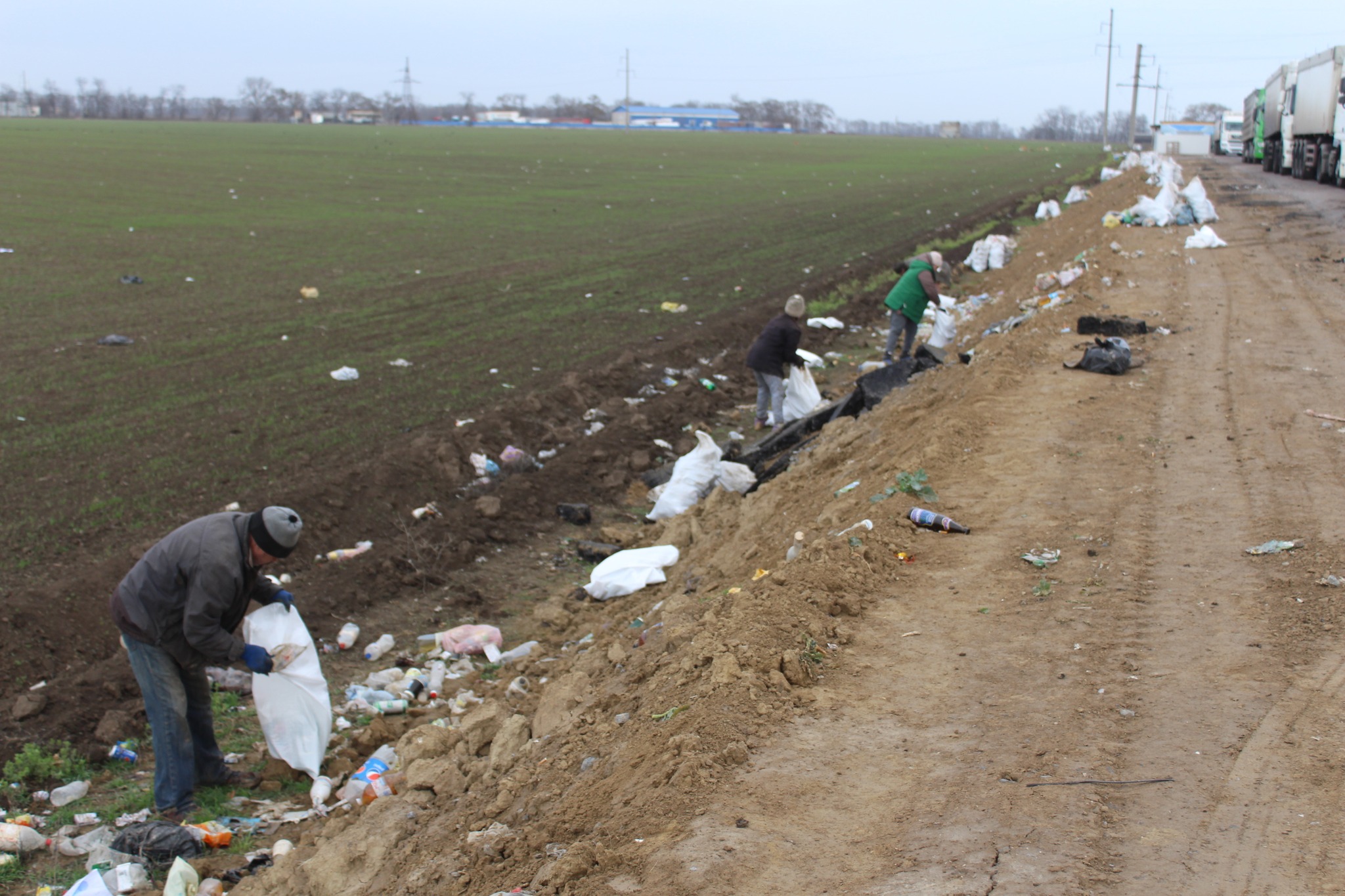 В Саф'янівській громаді вкотре прибирали узбіччя вздовж траси Одеса-Рені - гори сміття залишають за собою дальнобійники