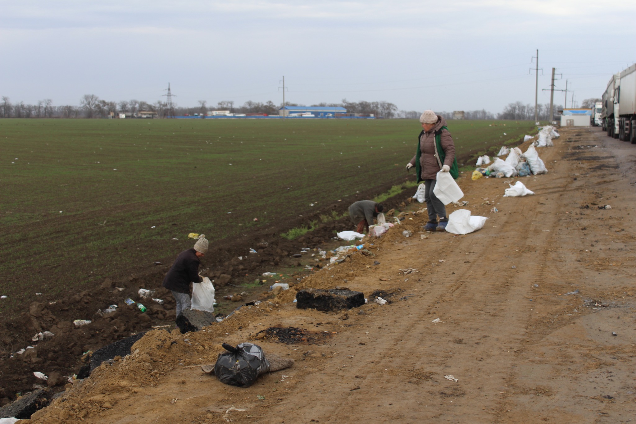 В Саф'янівській громаді вкотре прибирали узбіччя вздовж траси Одеса-Рені - гори сміття залишають за собою дальнобійники