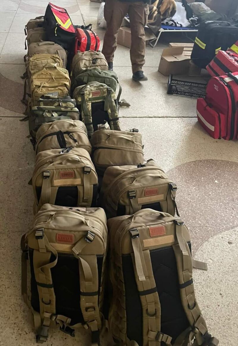Медичні рюкзаки, турнікети, ноші: Тарутинська громада та "Корпорація монстрів" відправили допомогу бійцям на фронт