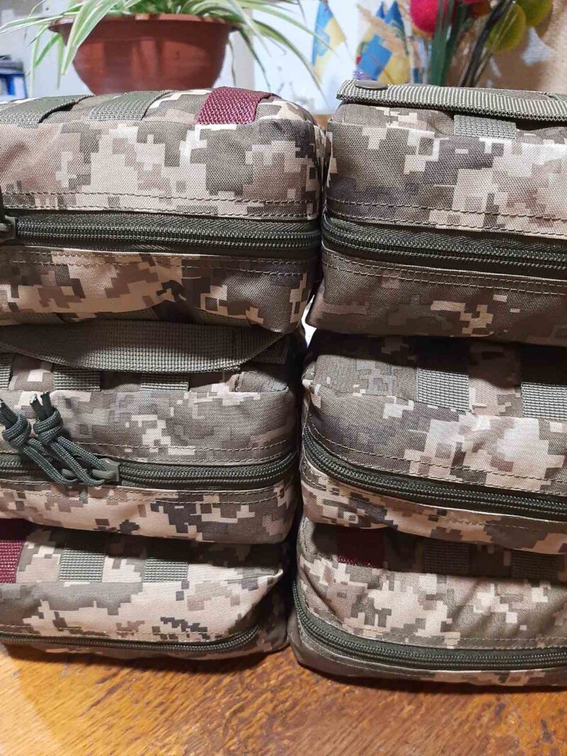 Медичні рюкзаки, турнікети, ноші: Тарутинська громада та "Корпорація монстрів" відправили допомогу бійцям на фронт