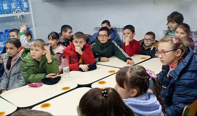 Рятувальники Ізмаїлу під час повітряної тривоги навчали дітей правилам безпеки сучасного життя прямо у шкільному укритті