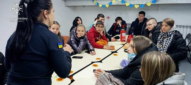 Рятувальники Ізмаїлу під час повітряної тривоги навчали дітей правилам безпеки сучасного життя прямо у шкільному укритті