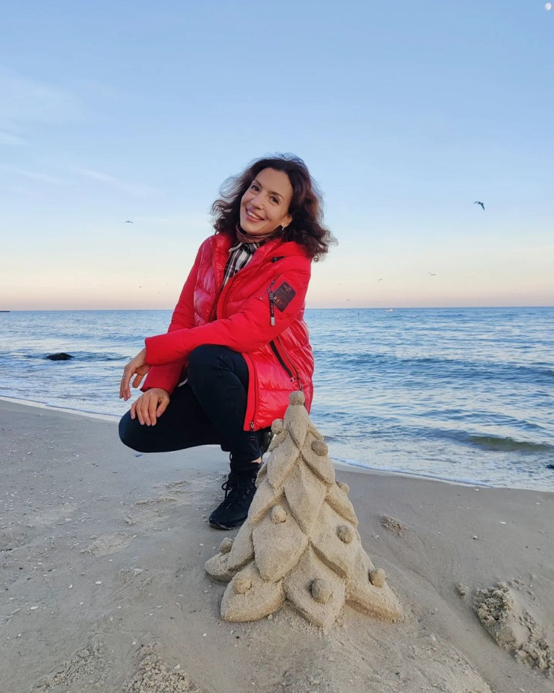 Замість сніга - пісок: на одеському пляжі місцева скульпторка виліпила новорічну ялинку