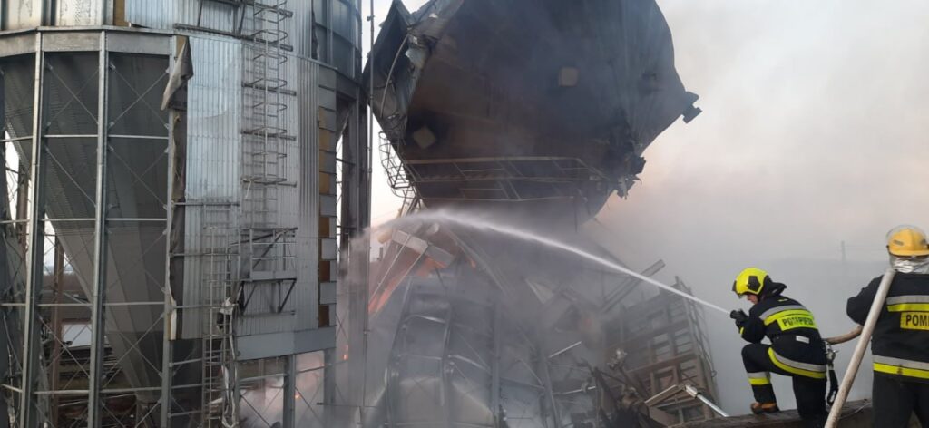 В порту Джюрджюлешты произошел масштабный пожар – загорелся и обрушился 1000-тонный резервуар для хранения подсолнечного шрота