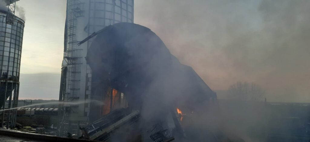 В порту Джюрджюлешты произошел масштабный пожар – загорелся и обрушился 1000-тонный резервуар для хранения подсолнечного шрота