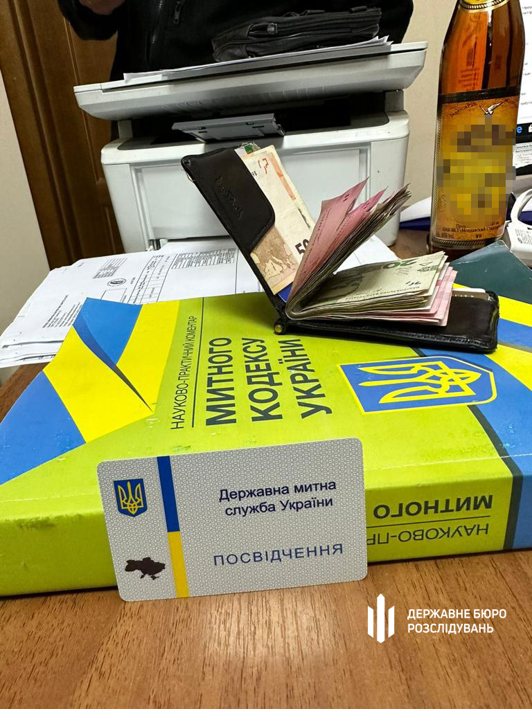 Без взяток не пропускали в Украину даже генераторы: на Одесской таможне разоблачили масштабную схему поборов