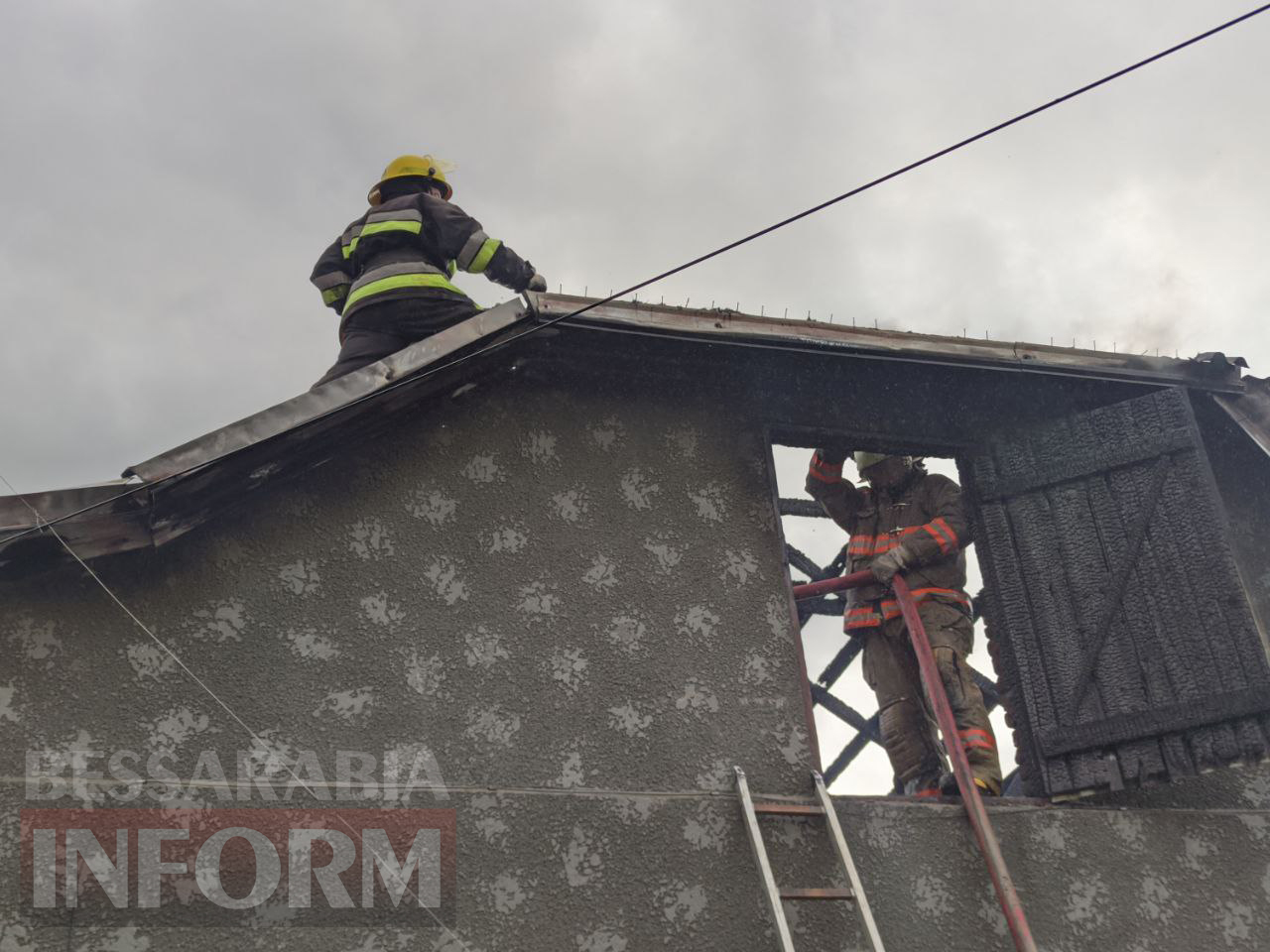 Килия: пожар в частном доме был виден почти во всем городе - сгорела крыша (фото, видео)