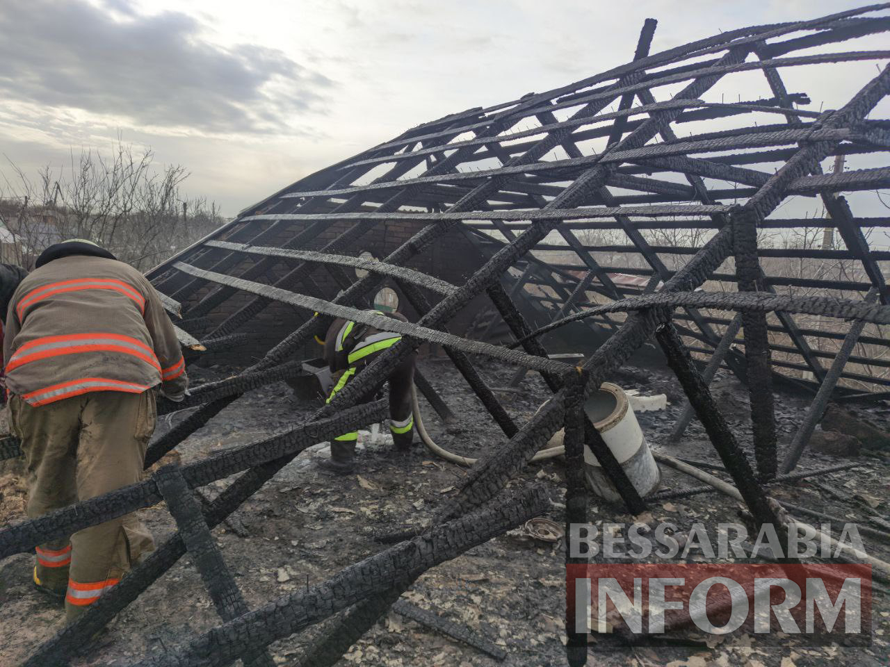 Килия: пожар в частном доме был виден почти во всем городе - сгорела крыша (фото, видео)