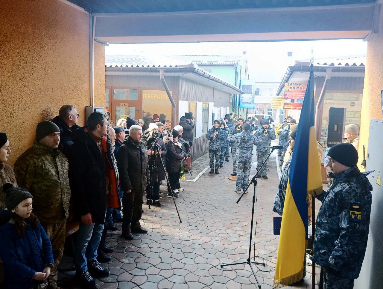 Загиблому командиру з Кіліїської громади відкрили пам'ятну дошку в Одесі "на його місці", під нею встановили лавку