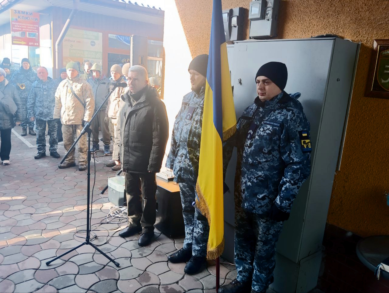 Погибшему командиру из Килиисской общины открыли памятную доску в Одессе "на его месте", под ней установили лавку