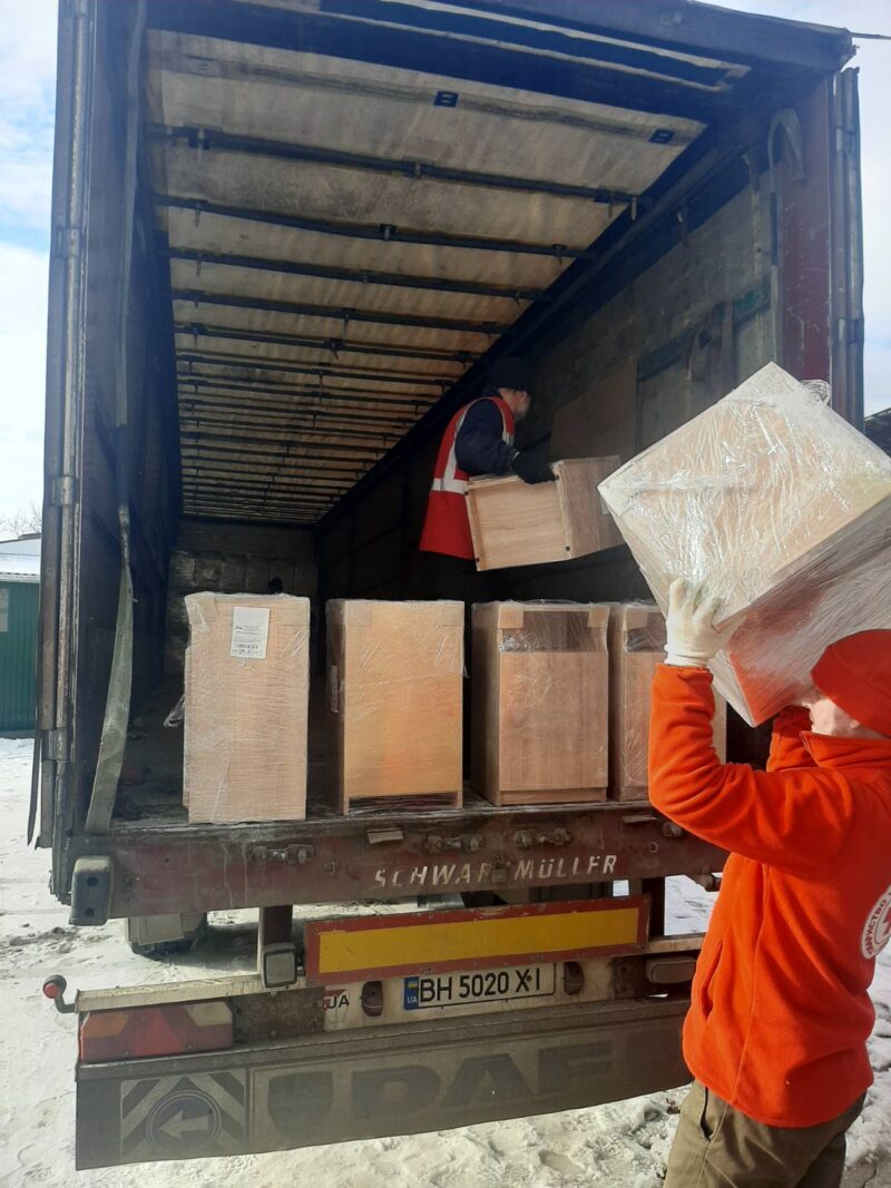 Красный Крест передал мебель семьям переселенцев, проживающих в Тарутинской общине