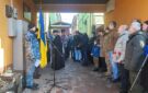 Погибшему командиру из Килиисской общины открыли памятную доску в Одессе "на его месте", под ней установили лавку