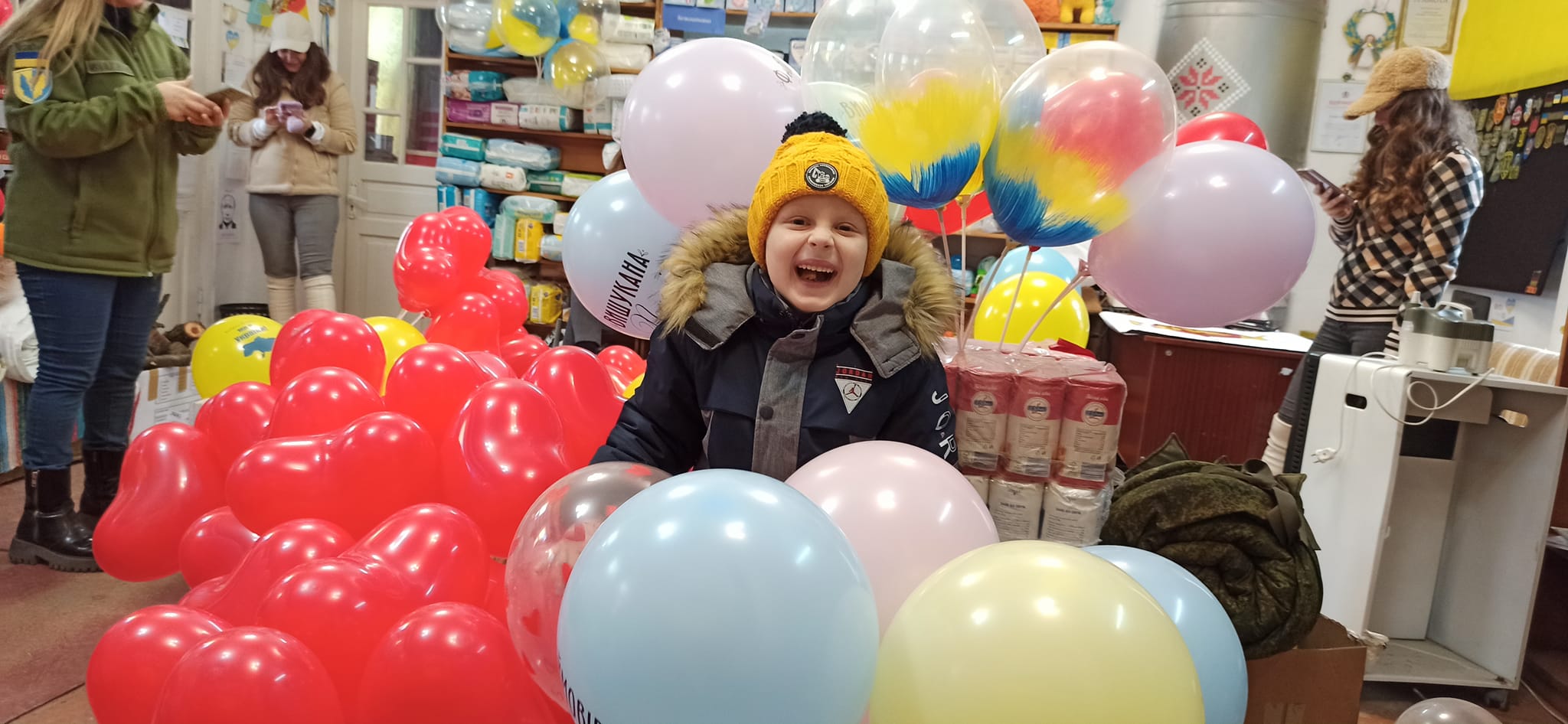 Кілія: волонтери привітали з Днем кохання випадкових перехожих кульками та гарним настроєм