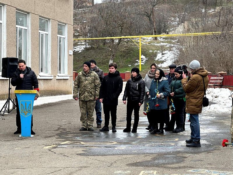 В селе Болградского района открыли мемориальную доску в честь погибшего на войне морпеха