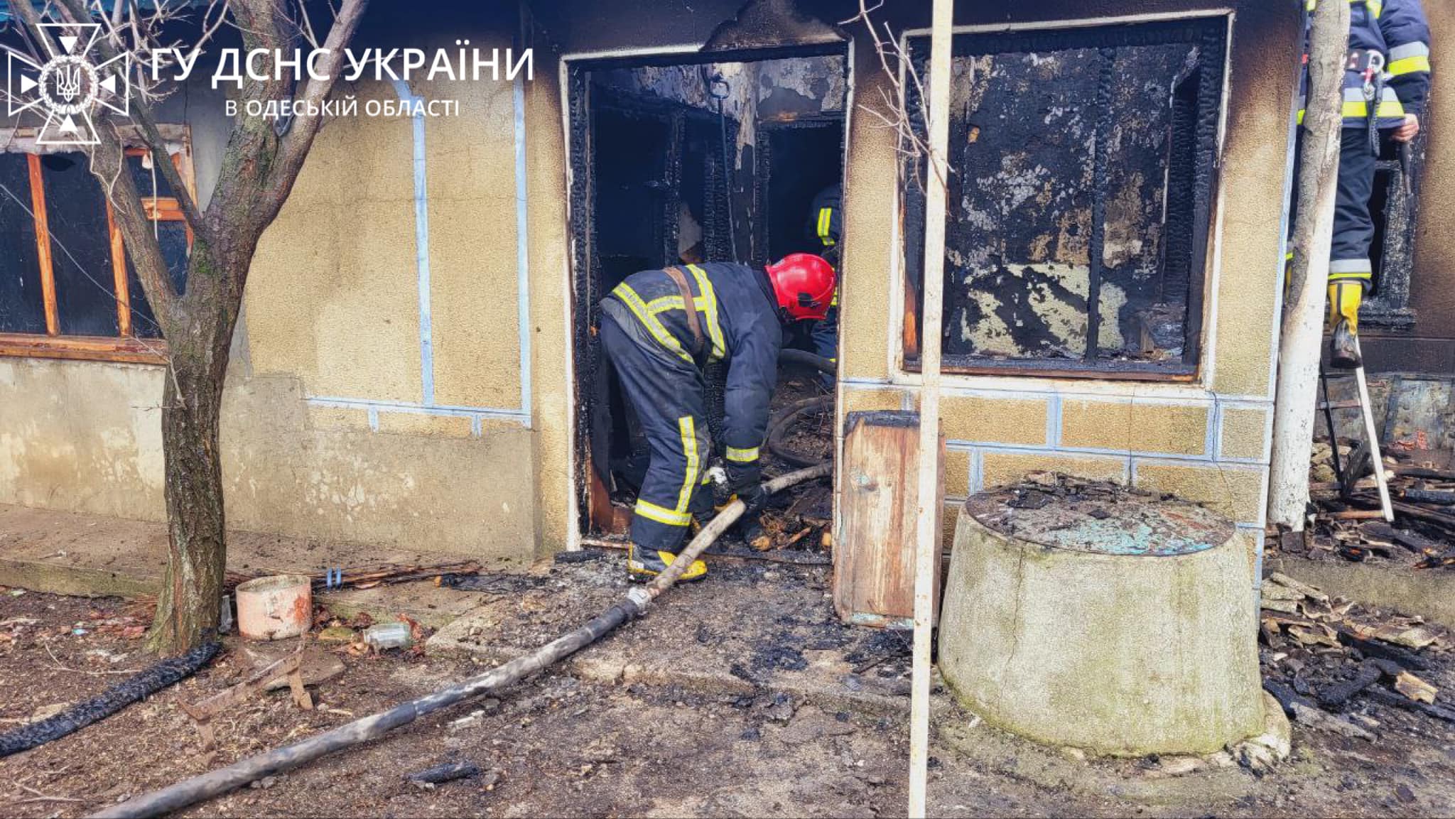 У селі Білгород-Дністровського району через подовжувач сильно обгорів приватний будинок