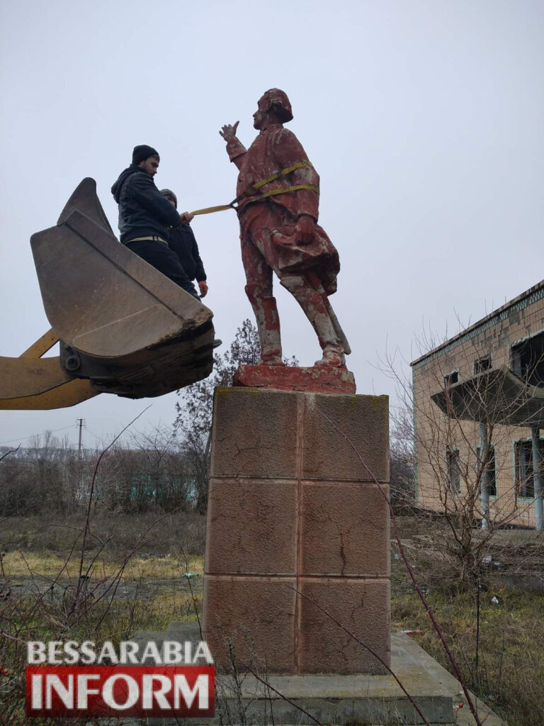 В Белгород-Днестровском районе был демонтирован еще один памятник Суворову (фотофакт)