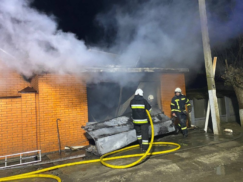Сафьяновская ОТГ: в Озерном в результате серьезного пожара сгорела крыша дома и гараж с авто