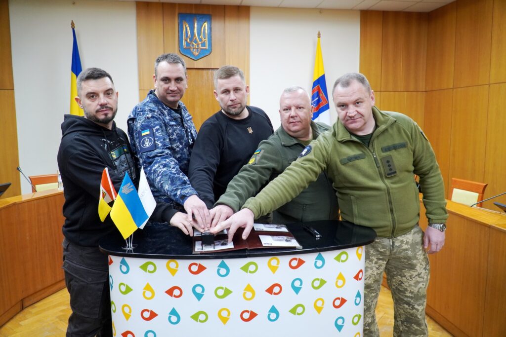 Сьогодні Укрпошта ввела в обіг поштову марку «ПТН ПНХ!», присвячену річниці повномасштабної війни росії проти України