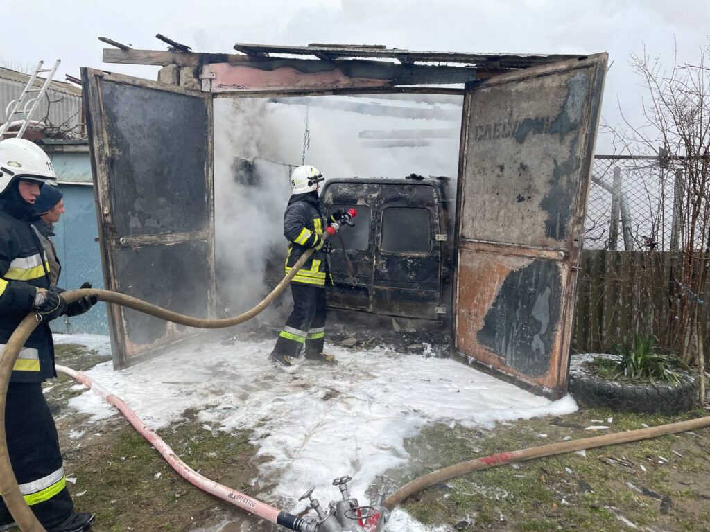 У Білгород-Дністровському районі сталася пожежа у гаражі: вогонь вщент знищив мікроавтобус