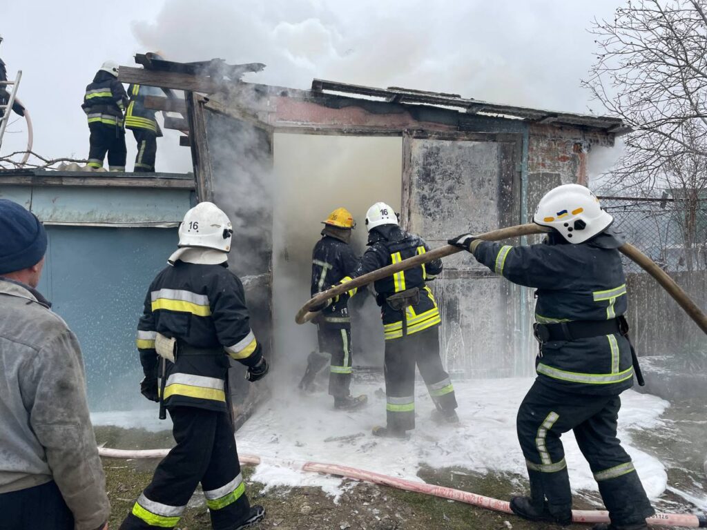 У Білгород-Дністровському районі сталася пожежа у гаражі: вогонь вщент знищив мікроавтобус