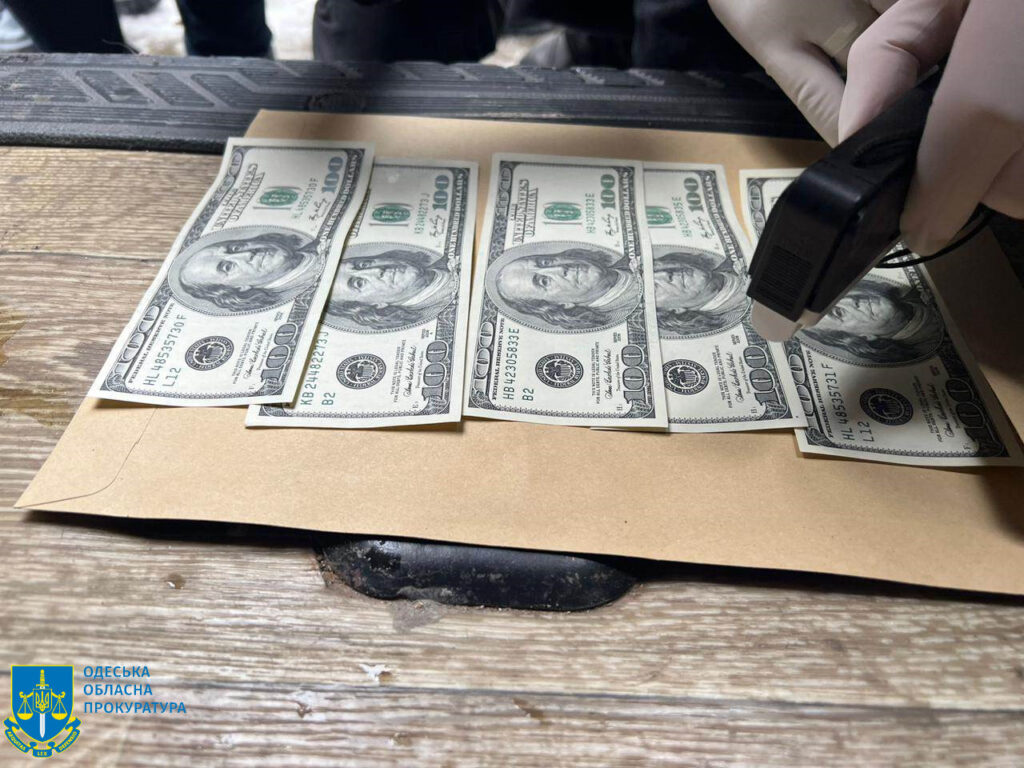 "Продавав" інформацію про обшуки та обіцяв "вплинути" на прийняття рішень: в Одесі на хабарі викрили помічника судді