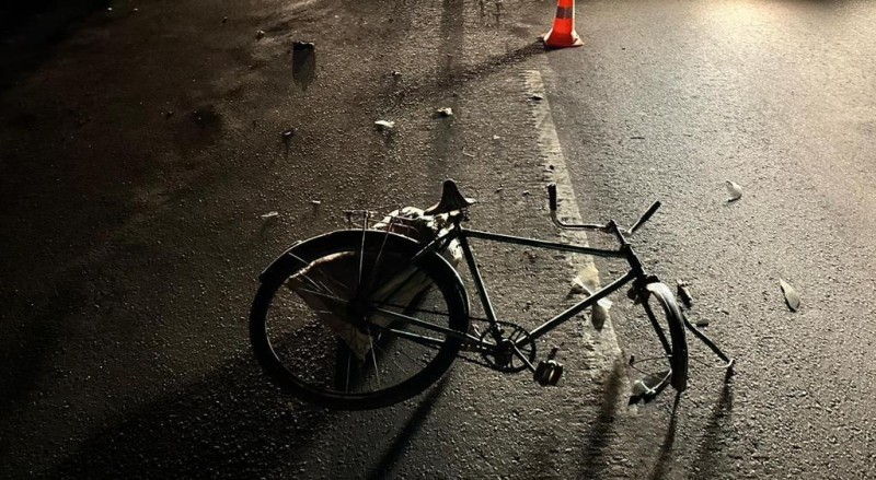 Резко выехал на встречную полосу, где столкнулся с легковушкой: в Одесской области в ДТП пострадал велосипедист