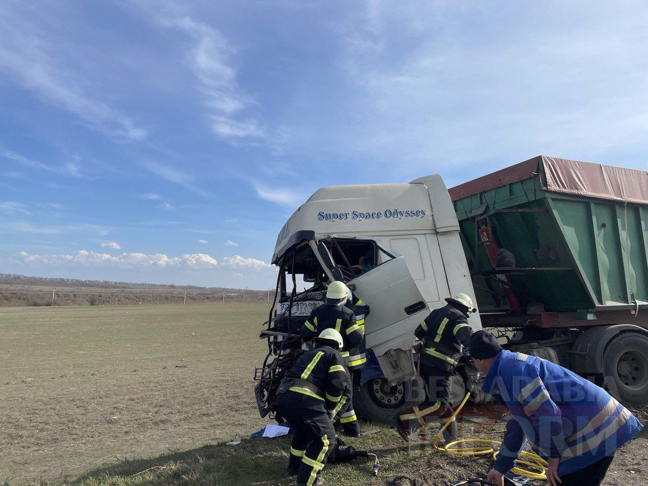 Під Ізмаїлом на трасі Одеса-Рені зіткнулися дві фури: одного з водіїв затиснуло в кабіні