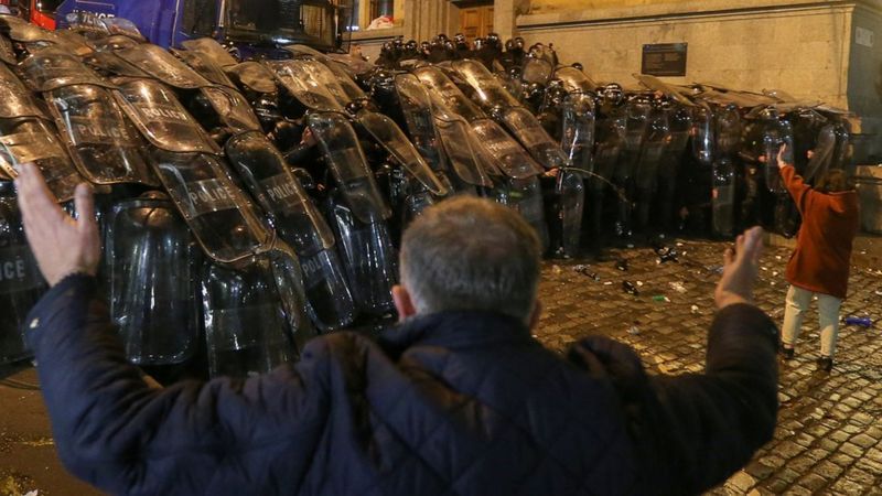 Массовые протесты в Грузии и силовой разгон демонстрантов: на улицы столицы вышли несогласные с "законом об иноагентах"