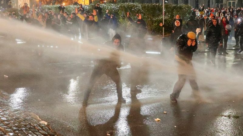 Массовые протесты в Грузии и силовой разгон демонстрантов: на улицы столицы вышли несогласные с "законом об иноагентах"