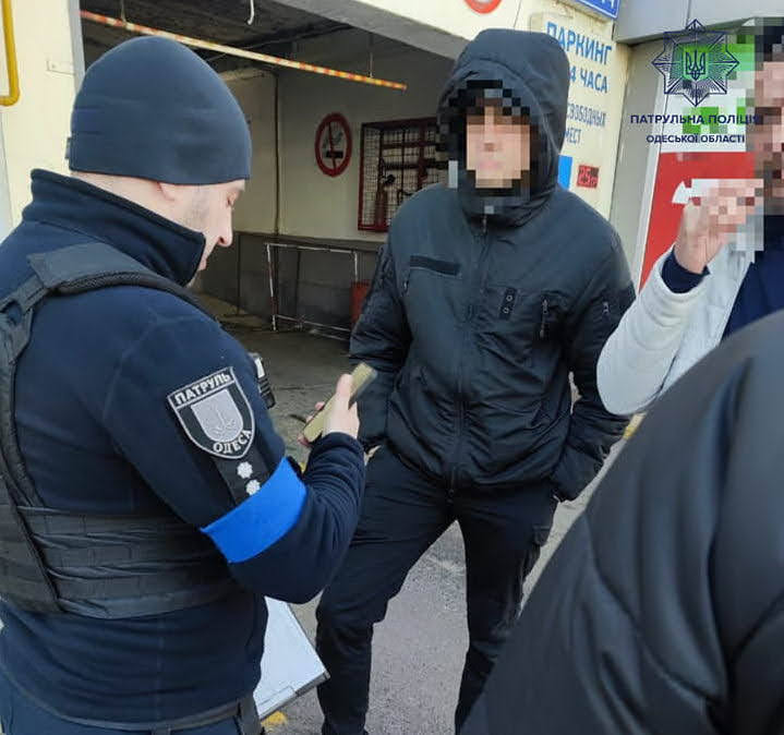 "Фейковые" патрульные в Одессе: охранники одели форму полицейских и издевались у Привоза над продавцами шариков