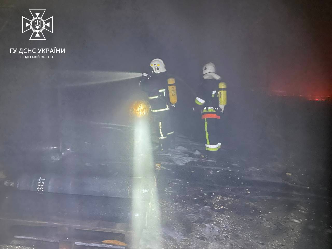 Масштабна пожежа у Білгород-Дністровському: вночі кілька десятків рятувальників три години боролися з вогнем на одному з міських підприємств
