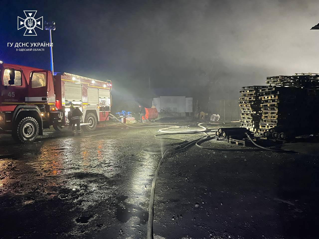 Масштабна пожежа у Білгород-Дністровському: вночі кілька десятків рятувальників три години боролися з вогнем на одному з міських підприємств