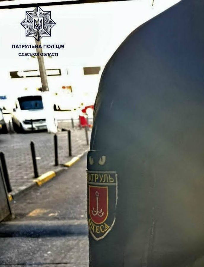 "Фейкові" патрульні в Одесі: охоронці одягли форму поліцейських і знущалися біля Привозу з продавців кульок